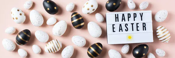 Feliz Marco Pascua Con Huevos Dorados Blancos Punteados Negros Rayas Imagen de archivo