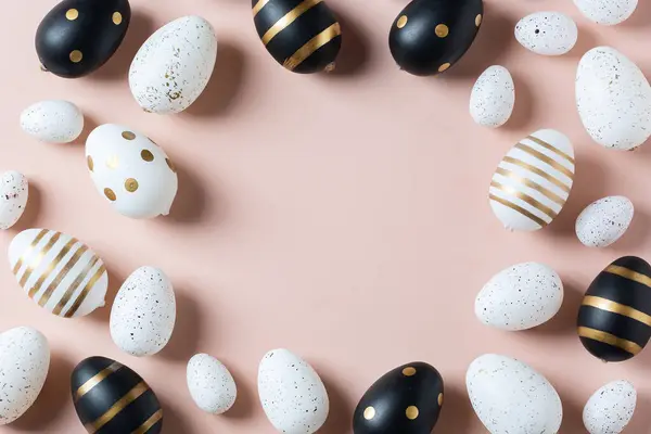 Joyeux Cadre Pâques Avec Des Œufs Dorés Blancs Pointillés Noirs Photos De Stock Libres De Droits