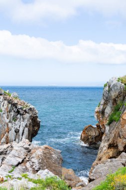 Castro Urdiales 'teki Rocky sahilleri, İspanyol Cantabria kıyıları, yazları Atlantik okyanusu.