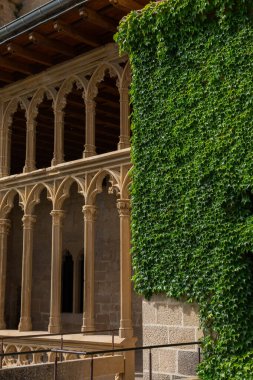 Navarra Kralları Sarayı, Palacio Gerçek kale, popüler İspanyol turizmi