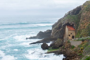 Ermita de Santa Justa, Cantabria, Kuzey İspanya. Popüler seyahat hedefi 