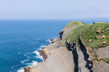 Santander, Cantabria yakınlarındaki Atlantik Okyanusu 'nun Rocky sahili. Kuzey İspanya popüler bir seyahat merkezi 