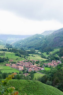 Carmona köyü manzaralı, Cantabria, Kuzey İspanya. Popüler seyahat hedefi