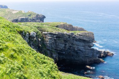 Santander, Cantabria yakınlarındaki Atlantik Okyanusu 'nun Rocky sahili. Kuzey İspanya popüler bir seyahat merkezi 