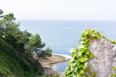 Santander, Cantabria yakınlarındaki Atlantik Okyanusu 'nun Rocky sahili. Kuzey İspanya popüler bir seyahat merkezi 