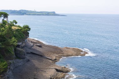 Santander, Cantabria yakınlarındaki Atlantik Okyanusu 'nun Rocky sahili. Kuzey İspanya popüler bir seyahat merkezi 