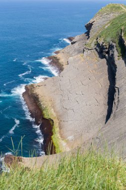 Santander, Cantabria yakınlarındaki Atlantik Okyanusu 'nun Rocky sahili. Kuzey İspanya popüler bir seyahat merkezi 