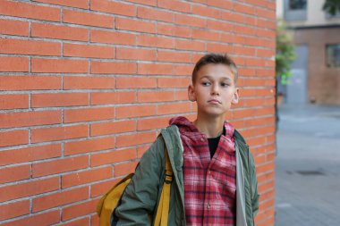 Şehir sokaklarında gezen yakışıklı bir genç. Beyaz bir çocuk mahallesinde evine dönüyor. 