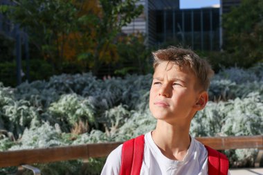 Şehir parkında tatil yapan yakışıklı bir genç. Kafkasyalı genç dışarıda yürüyor. 