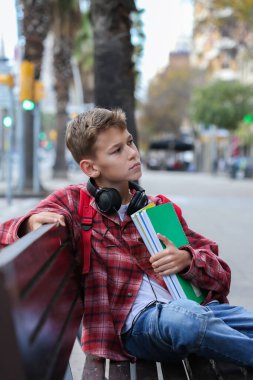 Yakışıklı genç şehir sokaklarında dinleniyor. Kafkasyalı genç dışarıda yürüyor. 