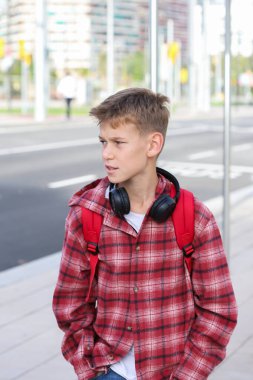 Yakışıklı genç şehir sokaklarında dinleniyor. Kafkasyalı genç dışarıda yürüyor. 