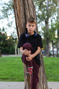 Yakışıklı bir genç, dışarıda egzersiz yapıyor. Gençler sokaklarda dolaşıp şehri keşfediyorlar.