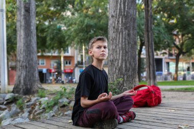Yakışıklı bir genç, dışarıda egzersiz yapıyor. Gençler sokaklarda dolaşıp şehri keşfediyorlar.