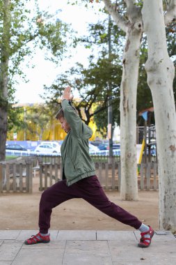 Yakışıklı bir genç, dışarıda egzersiz yapıyor. Gençler sokaklarda dolaşıp şehri keşfediyorlar.