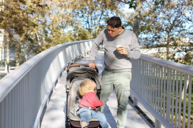 Baba ve küçük çocuk dışarıda ailecek vakit geçiriyorlar. 