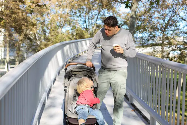 Baba ve küçük çocuk dışarıda ailecek vakit geçiriyorlar. 