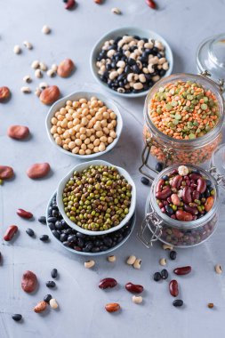 Baklagil, mercimek, fasulye. Sağlıklı vejetaryen çeşitliliği, bitki bazlı protein kaynağı ve vücut geliştirme gıdası. Yukarıdan görüntüle, boşluğu kopyala