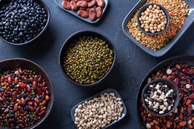 Baklagil, mercimek, fasulye. Sağlıklı vejetaryen çeşitliliği, bitki bazlı protein kaynağı ve vücut geliştirme gıdası. Yukarıdan görüntüle, boşluğu kopyala