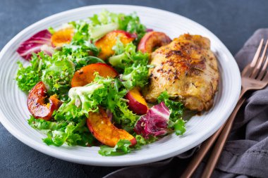 Kızarmış tavuk ve sağlıklı öğle yemeği için taze sebze salatası.