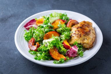 Kızarmış tavuk ve sağlıklı öğle yemeği için taze sebze salatası.