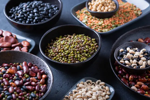 Baklagil, mercimek, fasulye. Sağlıklı vejetaryen çeşitliliği, bitki bazlı protein kaynağı ve vücut geliştirme gıdası. Yukarıdan görüntüle, boşluğu kopyala