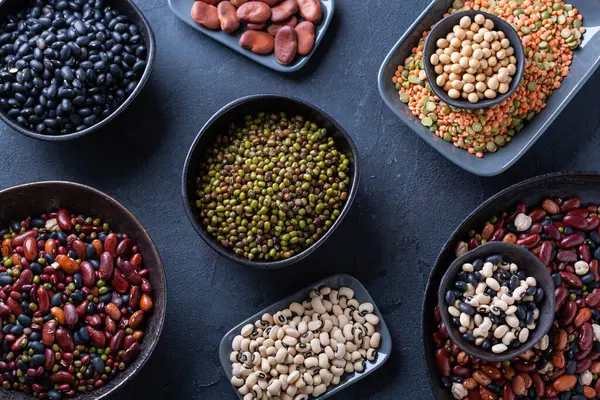 Baklagil, mercimek, fasulye. Sağlıklı vejetaryen çeşitliliği, bitki bazlı protein kaynağı ve vücut geliştirme gıdası. Yukarıdan görüntüle, boşluğu kopyala
