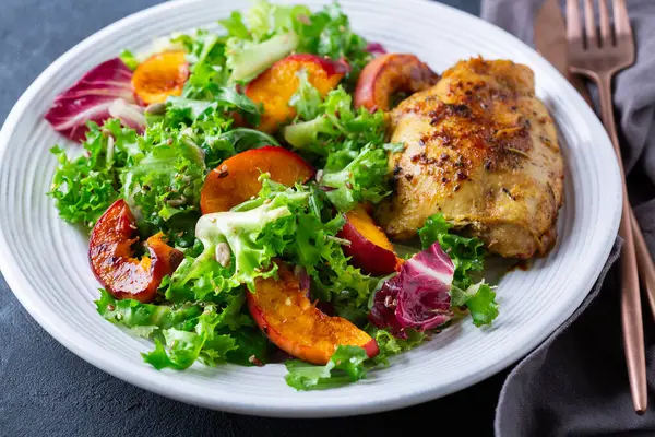 Kızarmış tavuk ve sağlıklı öğle yemeği için taze sebze salatası.