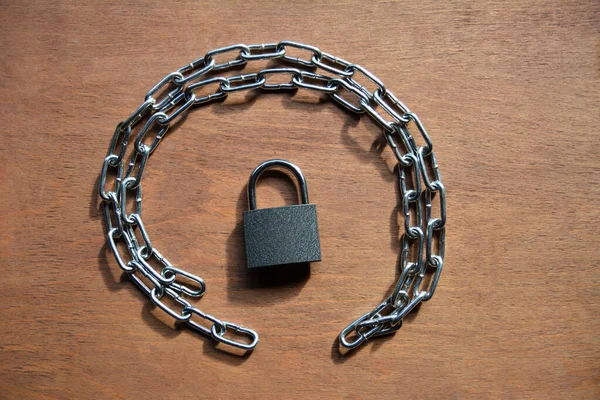 Key Lock Locked Chain Table Chrome Plated Metal Chain Padlock — Stock Photo, Image