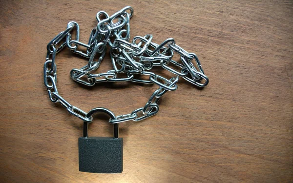 桌上有锁链 镀铬金属锁匙和挂锁 — 图库照片