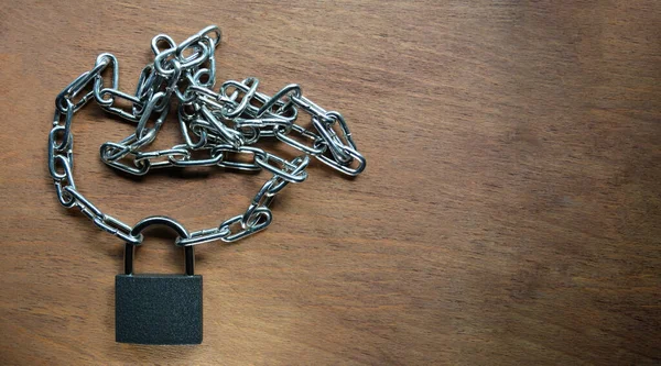 桌上有锁链 镀铬金属锁匙和挂锁 — 图库照片