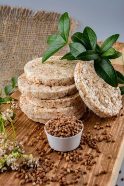 Diyet karabuğday kurabiyeleri. Pirinç tanecikleri, karabuğday ve yulaf ezmesi, kopyalama alanı yakınında farklı türde cips..