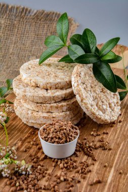 Diyet karabuğday kurabiyeleri. Pirinç tanecikleri, karabuğday ve yulaf ezmesi, kopyalama alanı yakınında farklı türde cips..