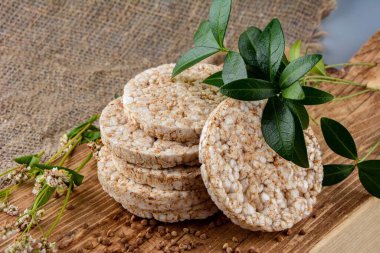 Diyet karabuğday kurabiyeleri. Pirinç tanecikleri, karabuğday ve yulaf ezmesi, kopyalama alanı yakınında farklı türde cips..