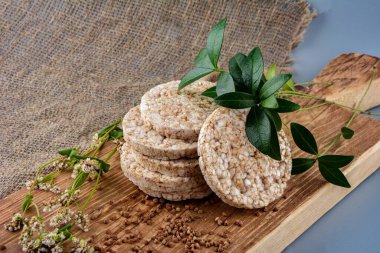 Diyet karabuğday kurabiyeleri. Pirinç tanecikleri, karabuğday ve yulaf ezmesi, kopyalama alanı yakınında farklı türde cips..