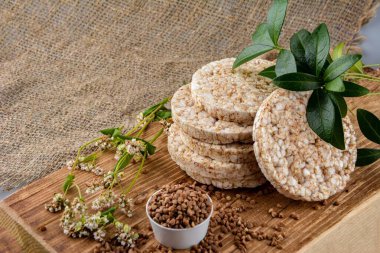 Diyet karabuğday kurabiyeleri. Pirinç tanecikleri, karabuğday ve yulaf ezmesi, kopyalama alanı yakınında farklı türde cips..