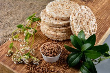 Diyet karabuğday kurabiyeleri. Pirinç tanecikleri, karabuğday ve yulaf ezmesi, kopyalama alanı yakınında farklı türde cips..