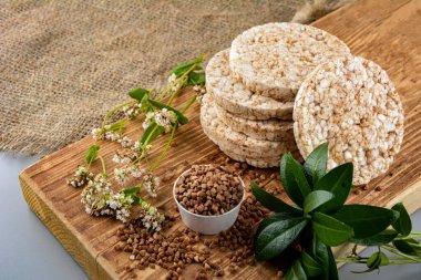 Diyet karabuğday kurabiyeleri. Pirinç tanecikleri, karabuğday ve yulaf ezmesi, kopyalama alanı yakınında farklı türde cips..