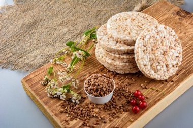 Diyet karabuğday kurabiyeleri. Pirinç tanecikleri, karabuğday ve yulaf ezmesi, kopyalama alanı yakınında farklı türde cips..