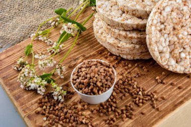 Diyet karabuğday kurabiyeleri. Pirinç tanecikleri, karabuğday ve yulaf ezmesi, kopyalama alanı yakınında farklı türde cips..