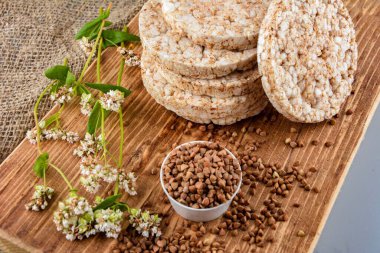 Diyet karabuğday kurabiyeleri. Pirinç tanecikleri, karabuğday ve yulaf ezmesi, kopyalama alanı yakınında farklı türde cips..
