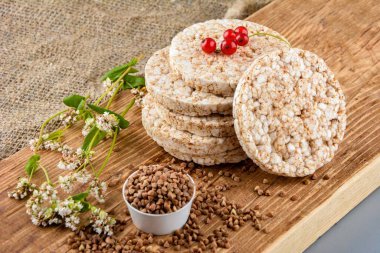 Diyet karabuğday kurabiyeleri. Pirinç tanecikleri, karabuğday ve yulaf ezmesi, kopyalama alanı yakınında farklı türde cips..