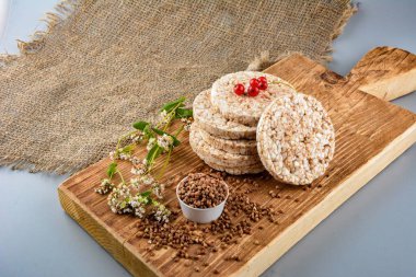 Diyet karabuğday kurabiyeleri. Pirinç tanecikleri, karabuğday ve yulaf ezmesi, kopyalama alanı yakınında farklı türde cips..