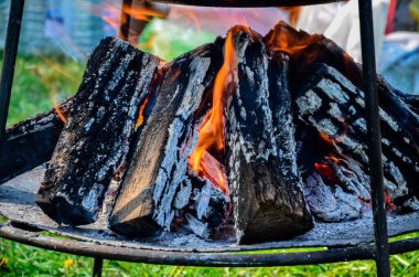 Parlak kömür közleri. Odun ateşinin kızgın közleri. Yakın planda yanan odun..