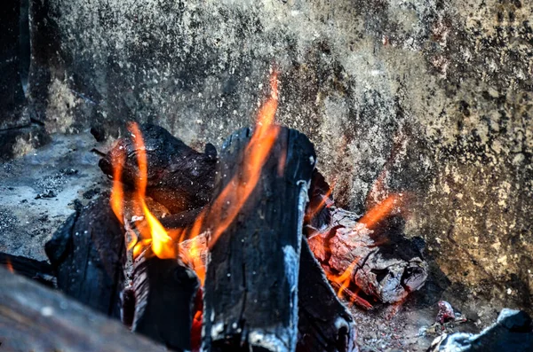 Parlak Kömür Közleri Odun Ateşinin Kızgın Közleri Yakın Planda Yanan — Stok fotoğraf
