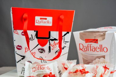 Lviv. UKRAINE - Mart 2022 Raffaello, İtalyan imalatçı Ferrero 'nun 1990 yılında pazara getirdiği küresel bir hindistan cevizi badem şekerlemesi. Raffaello, Hindistan cevizi badem şekeri, Ferrero .