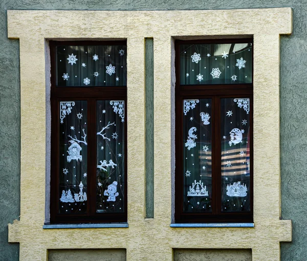 Dekoracja Bożonarodzeniowa Papierem Oknach Ręcznie Wykonanymi Ozdobami Świąteczne Dekoracje Oknach — Zdjęcie stockowe