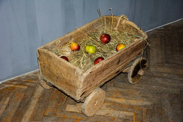 Wooden Cart Apples Cart Filled Red Apples Harvesting Apples Autumn — Stock Photo, Image