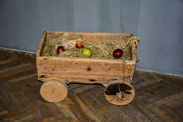 Chariot Bois Avec Des Pommes Chariot Est Rempli Pommes Rouges — Photo