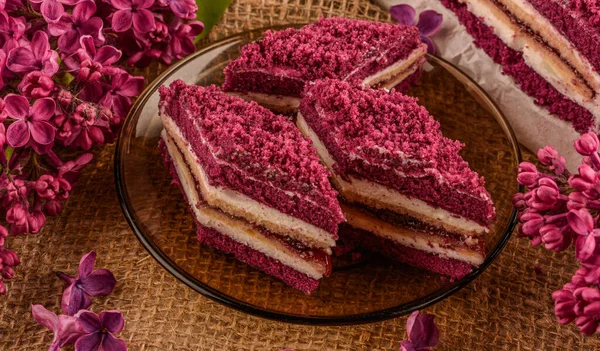 贝瑞慕斯蛋糕自制的蛋糕 上面有紫色的百合花百合花 桌上放着一块紫色的蛋糕 — 图库照片