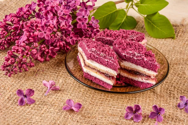 Gâteau Aux Baies Gâteau Fraisier Fait Maison Avec Lilas Fleurs — Photo